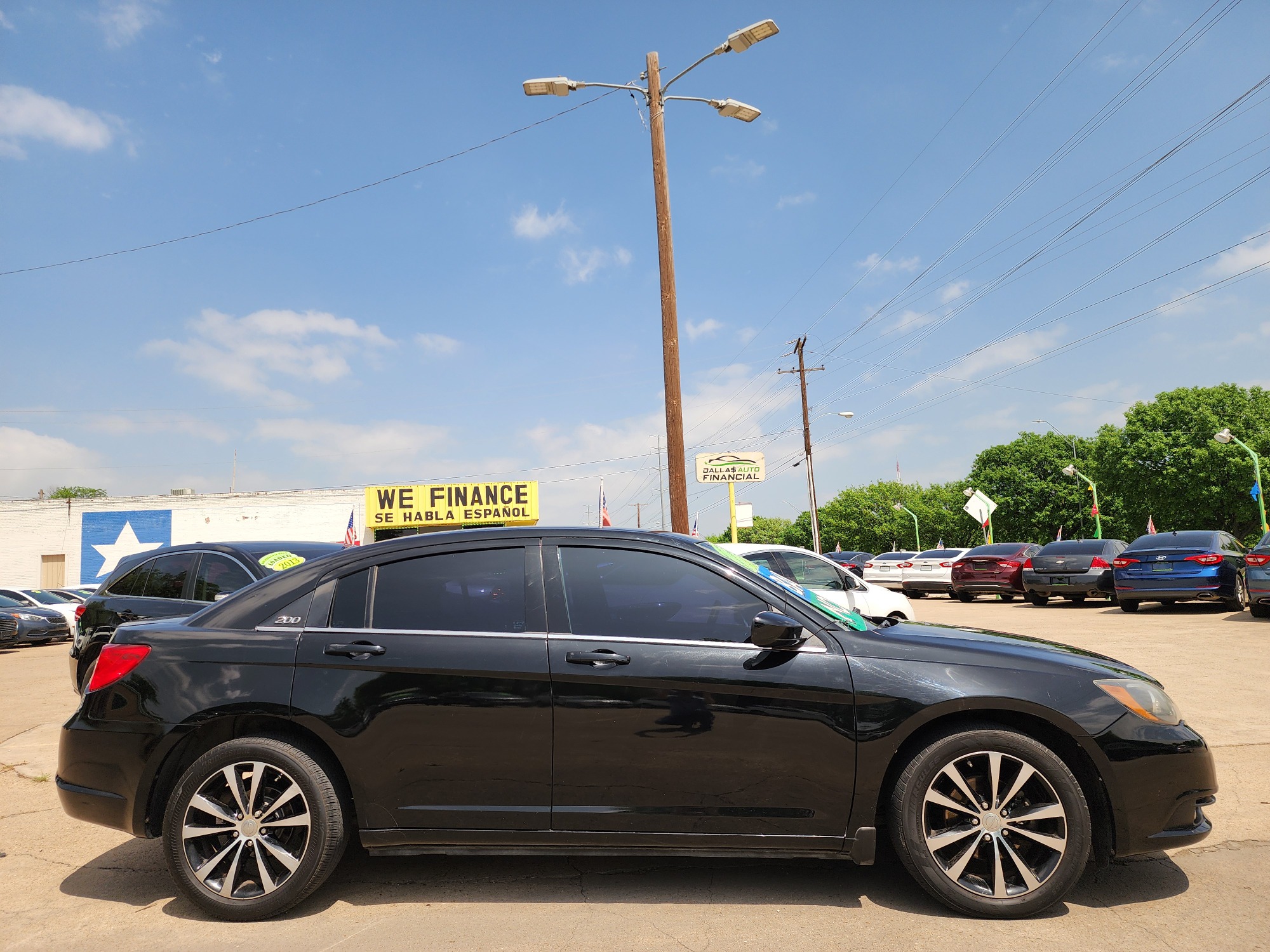 2013 BLACK Chrysler 200 Touring (1C3CCBBB2DN) with an 2.4L L4 DOHC 16V engine, 6-Speed Automatic transmission, located at 2660 S.Garland Avenue, Garland, TX, 75041, (469) 298-3118, 32.885387, -96.656776 - Photo #2